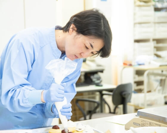 食品加工の作業風景の写真